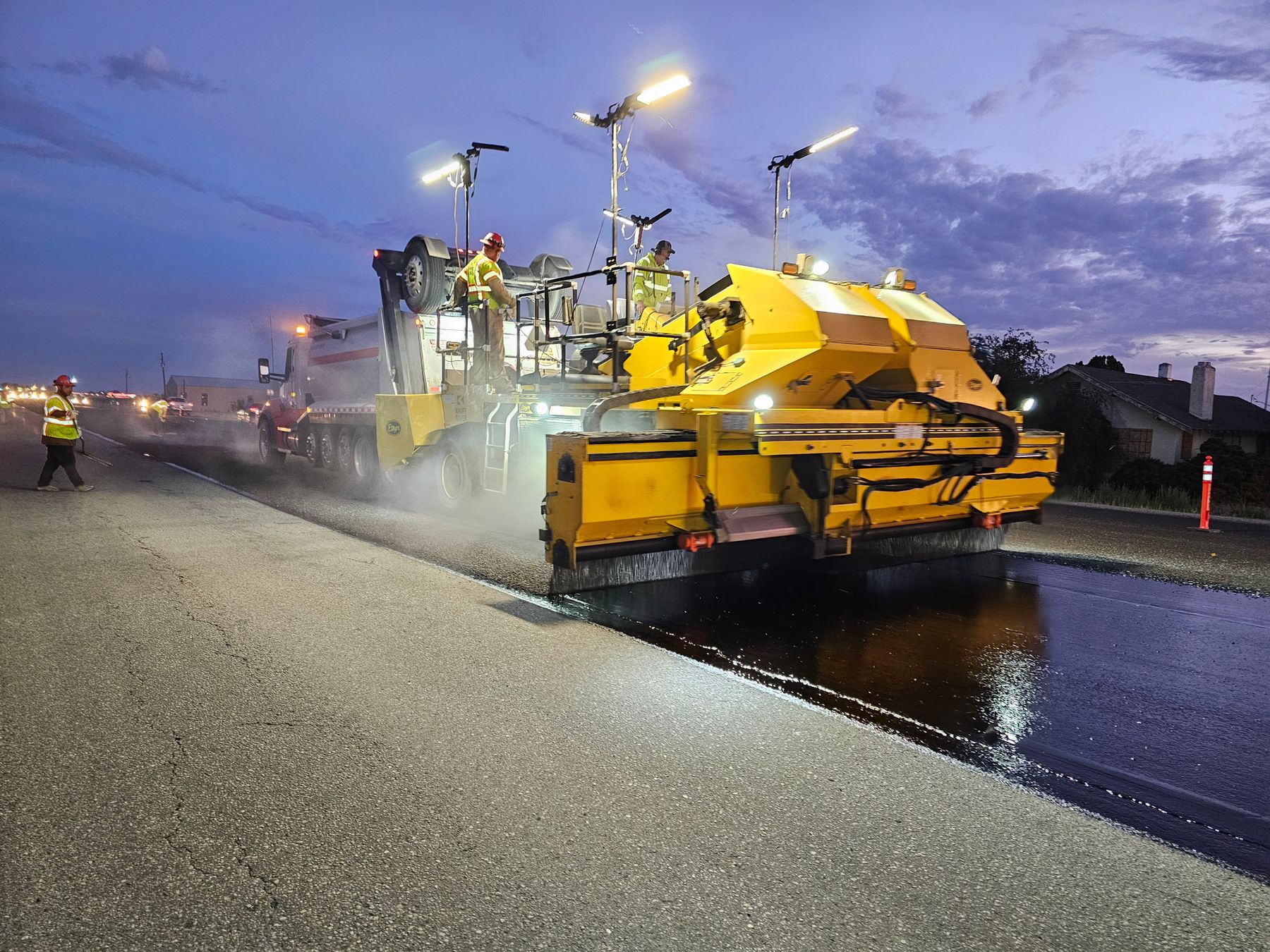 Gece aydınlatması altında yol kaplama çalışması — temsili görsel