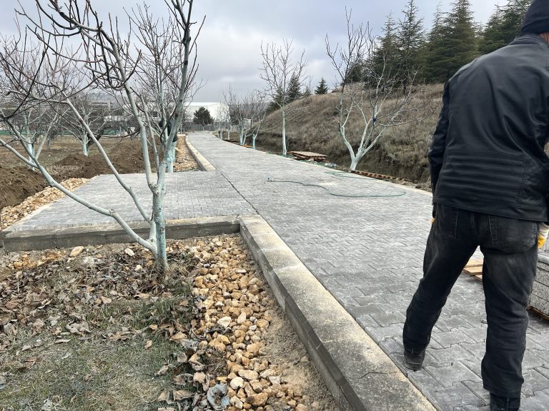 BOTAS SPOR KILITLI PARKE YOL YAPIM ISI